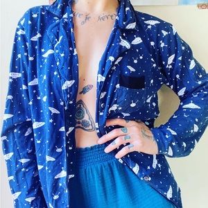 100percent cotton alien buttonup!
